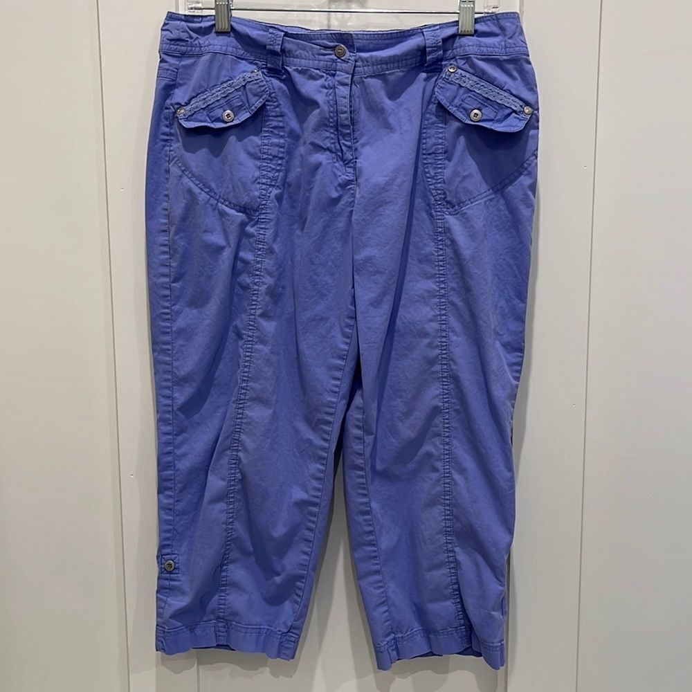 FREE w/2 item bundle purchase
Lulu-B capri pants